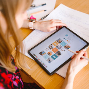 Kobieta tworzy mockup na tablecie - design grafika ilustracja - Weronika Wolska.